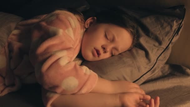 Спящий ребенок расслабленной девушке сладкие сны ночь кровати — стоковое видео