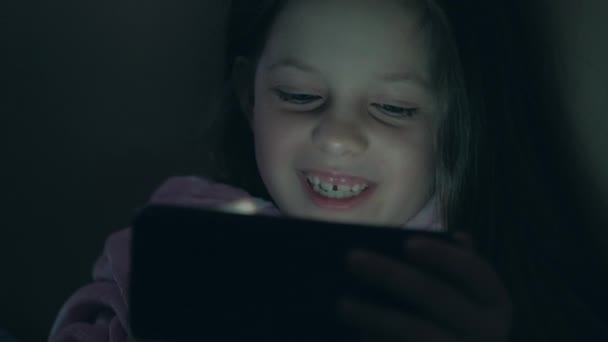Gyermek álmatlanság késő este szórakoztató lány telefon — Stock videók