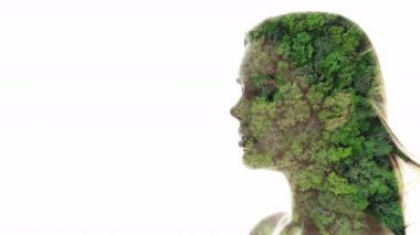 Doğa portresi. Yaz perisi kadın silueti.