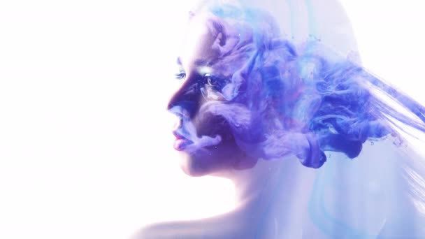 Retrato espiritual azul fumaça silhueta feminina — Vídeo de Stock