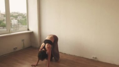 Eğlence dansı enerjik kadın serbest dolaşım