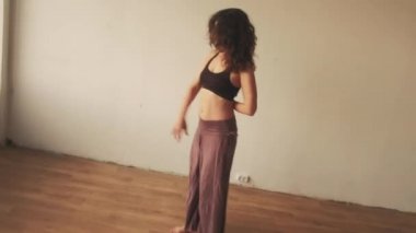 Eğlence dansı hareketlerden hoşlanan kadınlara ilham verir.