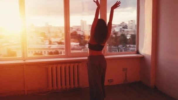 Ruhani dansçı kadın gün batımı stüdyo şehir manzarası — Stok video