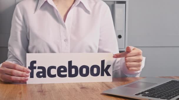 Facebook signo manos femeninas redes sociales — Vídeos de Stock