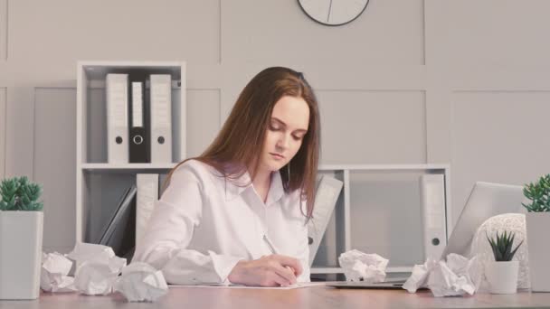 Biuro pracownik styl życia kobieta nudna papierkowa robota — Wideo stockowe