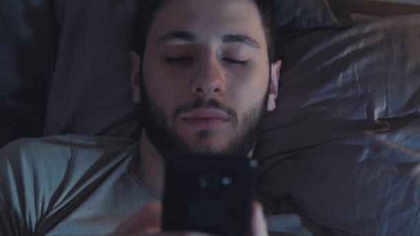 Uso del telefono notturno insonnia problema annoiato letto uomo — Video Stock