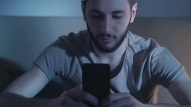 Gece çevrimiçi sohbet yorgun adam mesajları okuyor