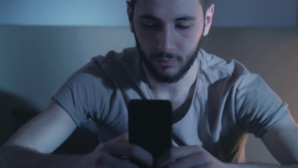Gece çevrimiçi sohbet yorgun adam mesajları okuyor — Stok video