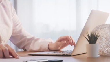İş kadını yaşam tarzı Laptop ofisinde çalışıyor