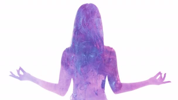 Alma cura tinta roxa fluxo meditando mulher — Vídeo de Stock