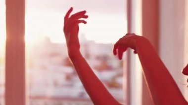 Meditasyon pratiği kadın hipnotik el hareketleri