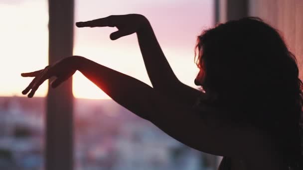 Calmante pôr do sol mulher feliz gostando de movimentos da mão — Vídeo de Stock