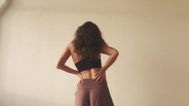 Loisirs danse femme mouvements libres studio mur — Video