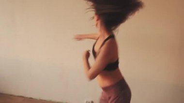Canlılık dansı, özgürlük, eğlence, enerjik kadın.