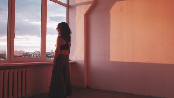 Recreação dança inspirada mulher vermelho pôr do sol luzes — Vídeo de Stock