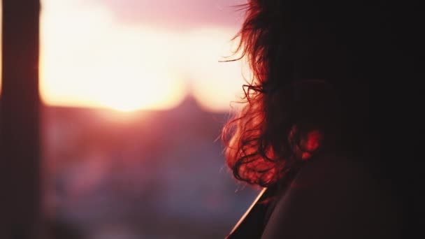 Atardecer relajación pacífica mujer rojo bokeh luces — Vídeo de stock