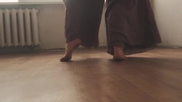 Inspiratie dans choreografie klasse vrouw voeten — Stockvideo