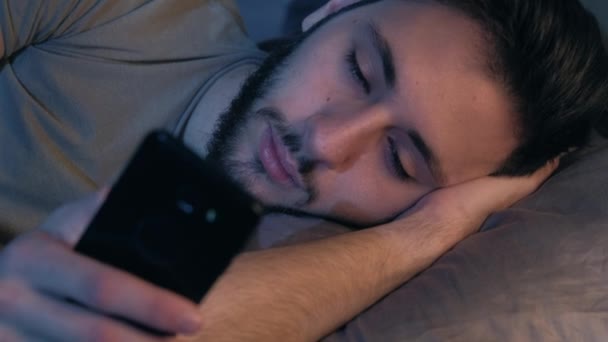 Éjszaka online internetes függőség álmos férfi telefon — Stock videók