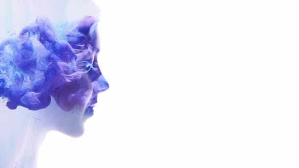 Retrato surrealista humo azul silueta de la cabeza femenina — Vídeo de stock