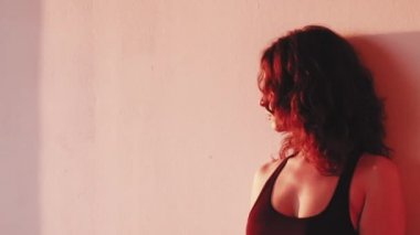 Eğlence alıştırması kadın gün batımı el hareketleri