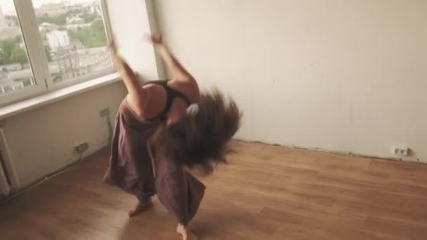 Calmante práctica inspirada mujer bailando energía — Vídeos de Stock