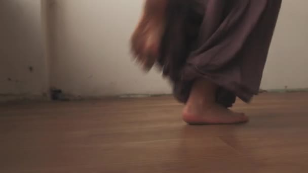 Carefree dance energetic woman feet studio floor — Stock Video