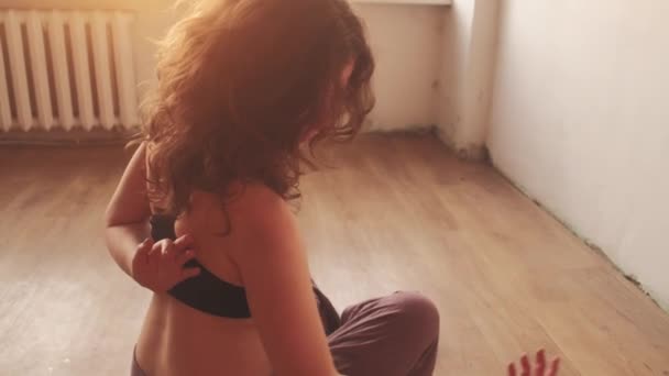 Danza spirituale movimenti pacifici della mano della donna — Video Stock