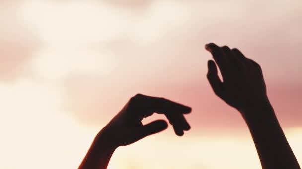 Andlig energi kvinnliga händer silhuett rosa himmel — Stockvideo