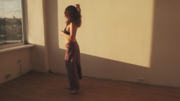 Meditación danza pacífica mujer sol luces estudio — Vídeos de Stock