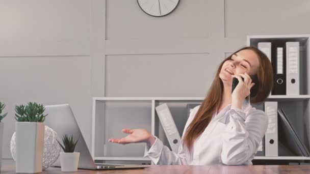 Ділова жінка спосіб життя телефонний дзвінок додому офіс — стокове відео
