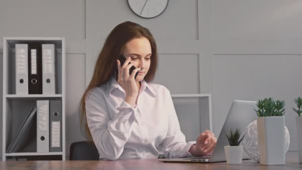 Biznes kobieta styl życia dom biuro telefon — Wideo stockowe