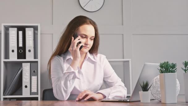 Profesionální komunikace obchodní žena telefon — Stock video