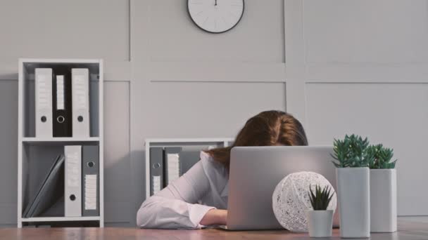 Biuro pracownik styl życia leniwa kobieta zajęty laptop — Wideo stockowe