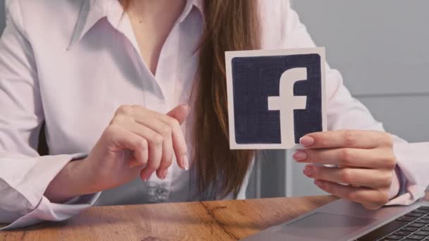 Facebook ไอคอนนักธุรกิจผู้หญิงมือสื่อสังคมออนไลน์ — วีดีโอสต็อก