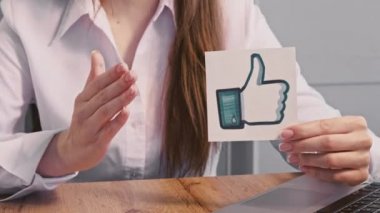 dijital pazarlama çevrimiçi kariyer elleri işaret gibi