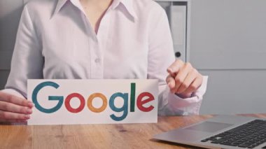 Google 'da iş kadını dijital pazarlama yapıyor
