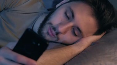 gece online internet bağımlılığı uykulu adam telefonu