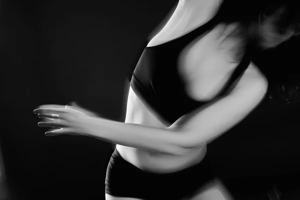 精神的なダンス超越的なエネルギーのブラー女性 — ストック写真