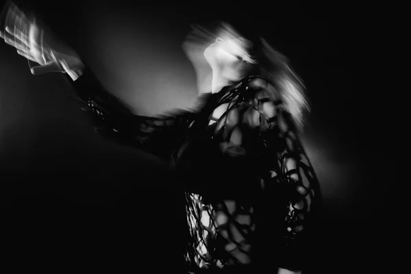 Duchovní tanec svoboda rozostřená žena silueta — Stock fotografie