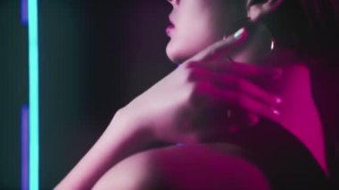 neon kız model yaşam tarzı kadın mor