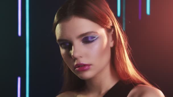 Módní dívka portrét strana make-up neon světla — Stock video