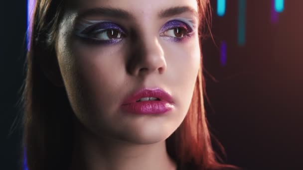 Mode-Modell Porträt selbstbewusste Mädchen Nacht Make-up — Stockvideo