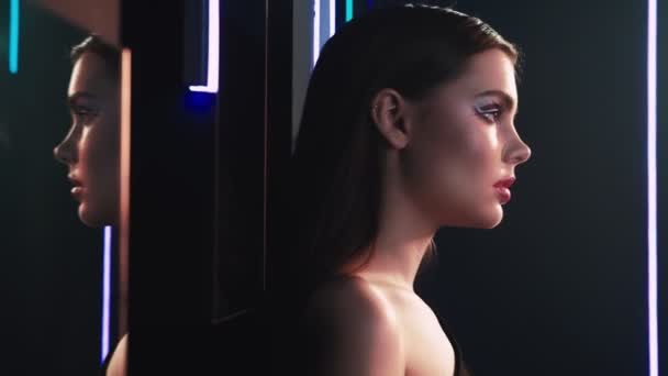 Glamour dziewczyna portret moda modelowanie neon światła — Wideo stockowe