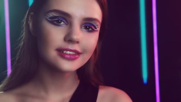 Μόδα πρόσωπο χαρούμενο κορίτσι δημιουργική νύχτα μακιγιάζ — Αρχείο Βίντεο