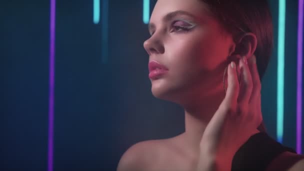 Neon licht portret teder meisje nacht make-up blauw — Stockvideo