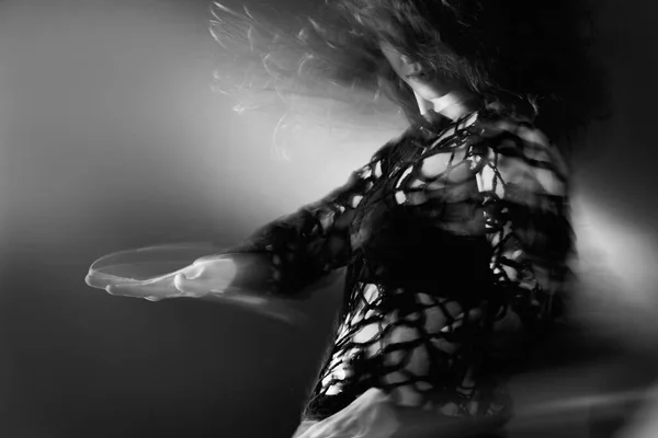 Dans eden kadın silueti kadınsı enerji şehvetli — Stok fotoğraf