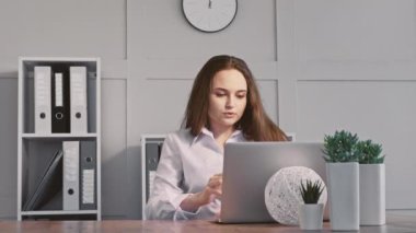 Ofis eğlenceli kadın selfie akıllı telefon işyeri meşgul