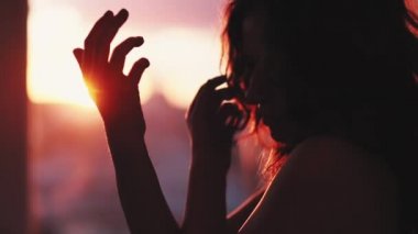 Gün batımı sakinleştiren kadın hipnotik el hareketleri kırmızı