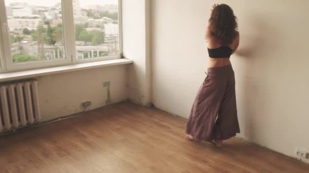 Rekreace tanec ženy pohyby okno městský — Stock video