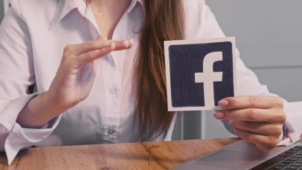 Facebookの看板女性の手デジタルマーケティング — ストック動画